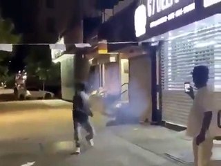 vídeo mostra grupo a atirar fogo de artifício a sem-abrigo