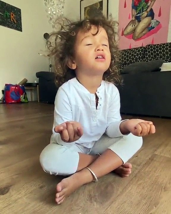 Vídeo: Blaya Rodrigues mostra filha a tentar "meditar"