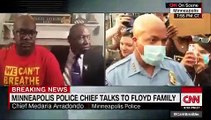 Jornalista em lágrimas com forma como polícia se dirige à família Floyd