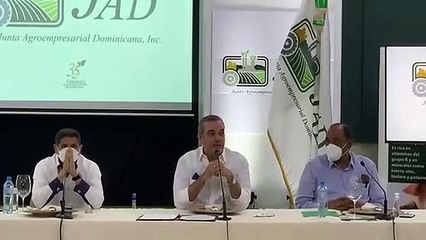 Luis Abinader desgusta carne de cerdo para demostrar que no afecta salud de los consumidores