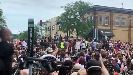 Manifestantes pedem fim da polícia. Mayor não concorda e é apupado