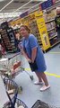 Mulher em lágrimas depois de ser atacada por ir ao supermercado de farda