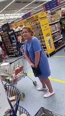 Download Video: Mulher em lágrimas depois de ser atacada por ir ao supermercado de farda