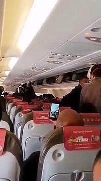 Chamem a polícia! . Passageiros criticam distância de segurança em avião