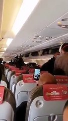 "Chamem a polícia!". Passageiros criticam distância de segurança em avião