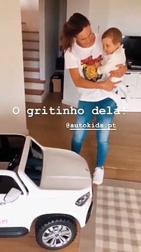 Helena Costa presenteia filha gémeas com carro. O gritinho dela