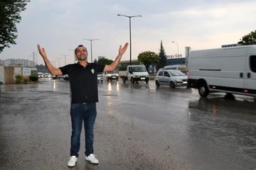 Yağan yağmura çocuklar gibi sevindi