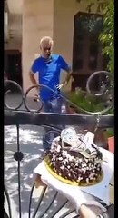 "Fizeram o meu dia". Polícia indiana canta os parabéns a idoso sozinho