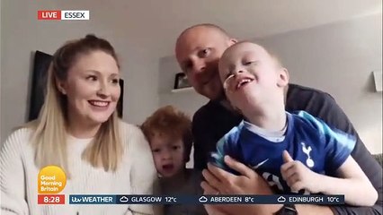 Harry Kane surpreende menino Archie