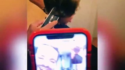 Francisca e Ricardo Pereira cortam cabelo do filho. Eis o resultado
