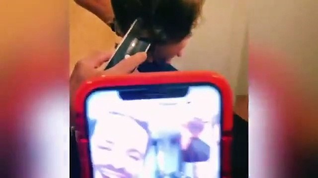 Francisca e Ricardo Pereira cortam cabelo do filho. Eis o resultado