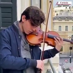 Todos os dias, jovem presenteia vizinhos com concerto de violino