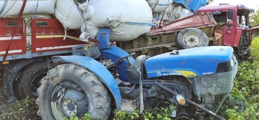 TIR, TRAKTÖRE ÇARPTI: 5 YARALI