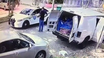 Médico que testa Covid-19 a sem-abrigo foi algemado à frente da família