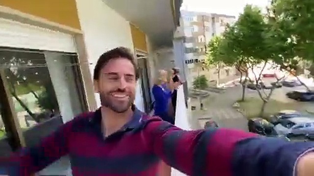 Festa pela varanda! Polícias cantaram os parabéns ao filho de Kapinha