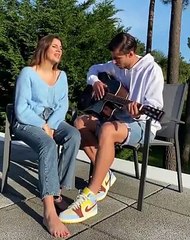 Rúben Dias a tocar guitarra