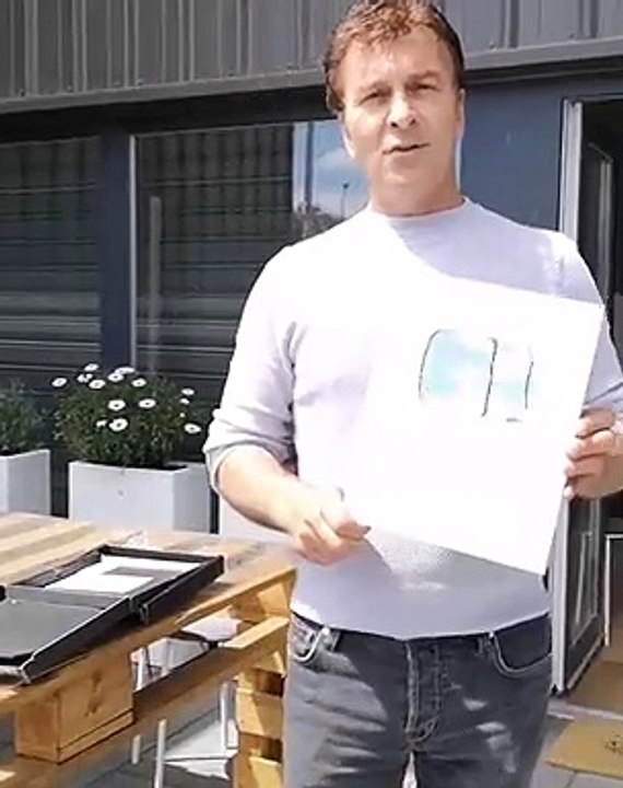 Tony Carreira radiante ao receber prémio do YouTube