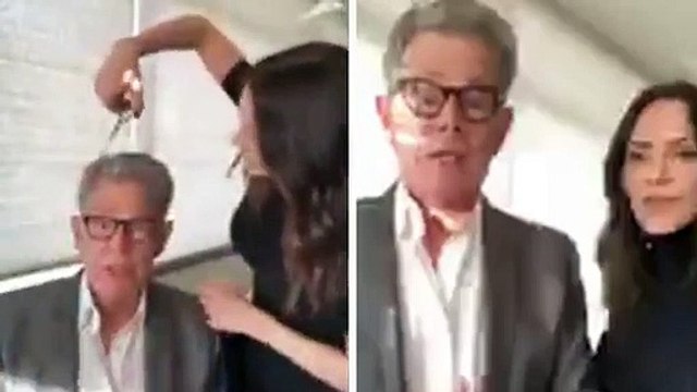 Katharine McPhee corta o cabelo a David Foster durante direto