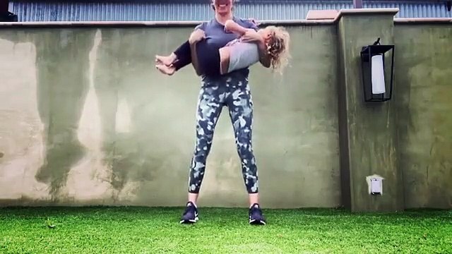 Daniela Ruah mostra-se a fazer exercício físico com a filha