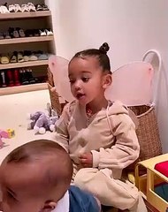 Momento de fofura do dia: Filha de Kim Kardashian canta para o irmão bebé