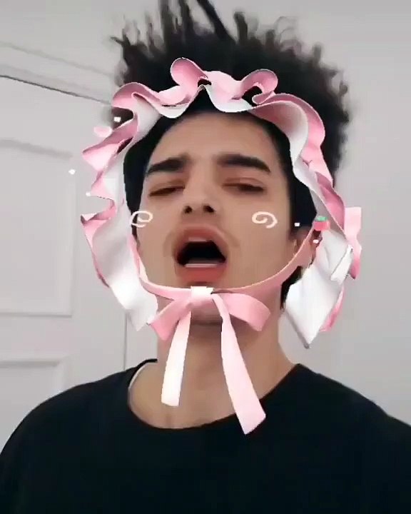 Em casa, modelo Luís Borges diverte-se com os filhos