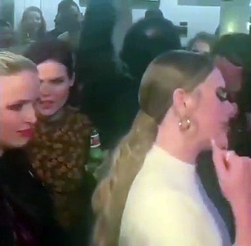 Vídeo: Adele atua em casamento de amigos e curvas voltam a ser destaque