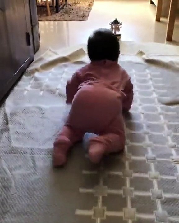 Melânia Gomes mostra vídeos amorosos da filha. "2 meses a gatinhar"