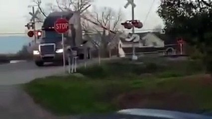 Comboio abalroa camião