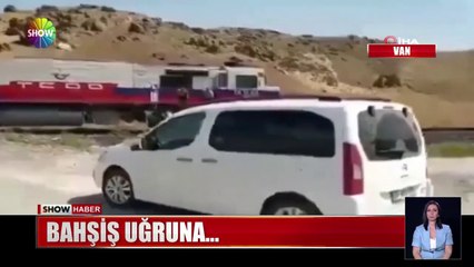 Bahşiş uğruna... İKİ MAKİNİST BAHŞİŞ İÇİN YOLDAN GEÇEN DÜĞÜN KONVOYUNUN ÖNÜNÜ TRENLE KESTİ.