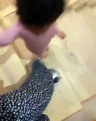 Aos dois anos, filha de Kylie Jenner mostra que já sabe contar até dez