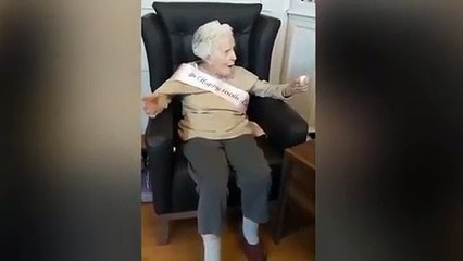 Idosa canta no aniversário de 100 anos