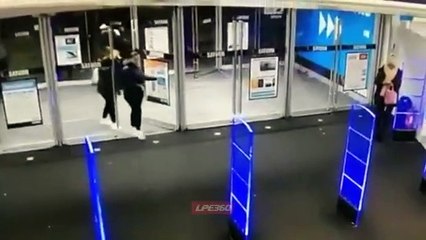 Cliente desajeitado parte duas portas de vidro ao entrar em centro comercial