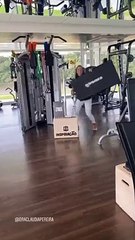 Mulher de Gusttavo Lima surpreendida com original "bolo" de aniversário