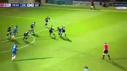 Jogador do Grimsby Town corre quase o campo todo para marcar um hattrick