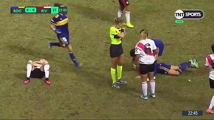 A entrada violenta da jogadora do River Plate sobre... a colega de equipa