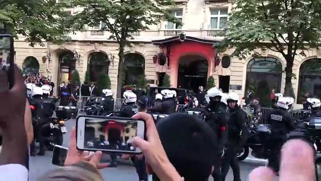 Regardez Lionel Messi saluer ce soir les supporters parisiens qui l'attendaient devant son hôtel du VIIIème arrondissement de la capitale