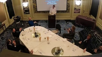 Ativista de extrema direita britânica enganada para receber prémio falso