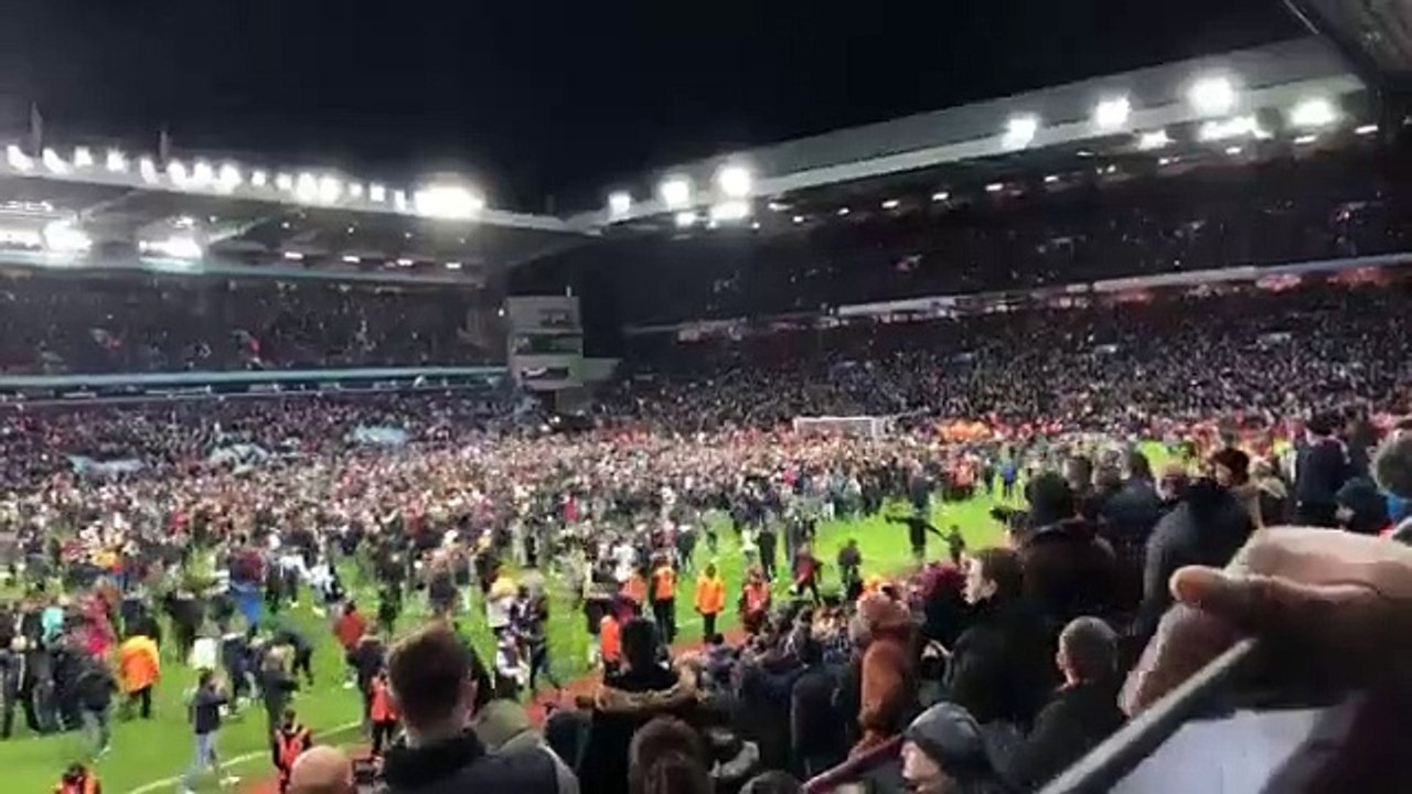 Festa reja dos adeptos do Aston Villa após a chegada à final da Taça da Liga
