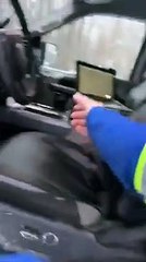 Homem usa café quente para resgatar gatinhos quase congelados