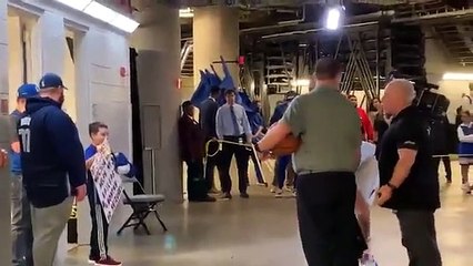 Gesto de Luka Doncic com um fã de 9 anos