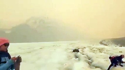 Incêndios na Austrália tornam castanhos glaciares da Nova Zelândia