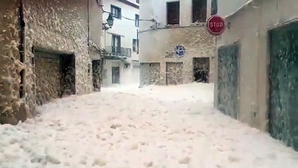 Tempestade Gloria. Espuma do mar inunda rua de cidade espanhola