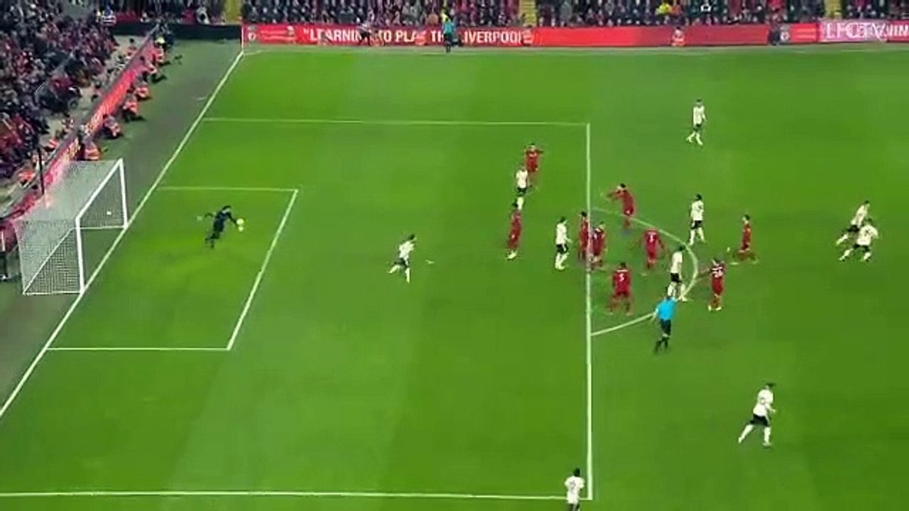 Alisson abraça Salah