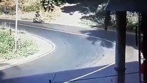 Vídeo mostra criança a sair do carro em andamento