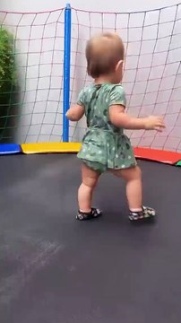Sabrina Sato mostra a pequena Zoe muito divertida a brincar