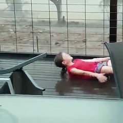 Menina celebra chuva em Nova Gales do Sul