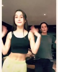 Courteney Cox surpreende fãs com vídeo em que surge a dançar com a filha