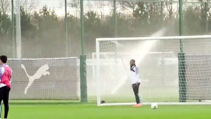 Insólito: Sterling leva com bolada na cebeça durante um treino