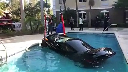 Hóspede estaciona carro dentro de piscina de hotel na Flórida