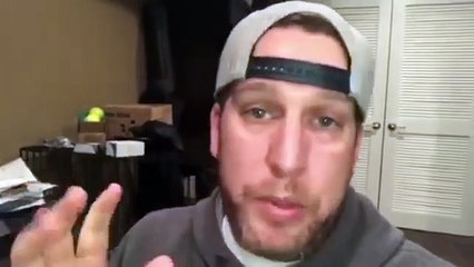 Cadela abandonada entra em casa